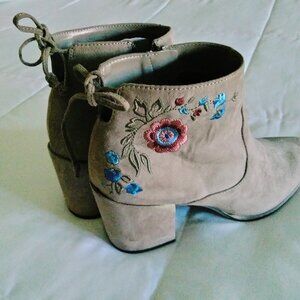 Boot - ankle - Unisa - embroidery on both boots - like new